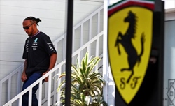 Hamilton rifiuta il debutto con la Ferrari ad Abu Dhabi: «Lo devo alla Mercedes»