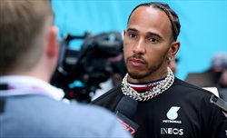 Hamilton risponde ai critici: «Non ascolto gli stupidi commenti della gente»