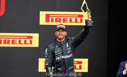 Hamilton rompe il silenzio: «Un sogno da bambino: guidare con il rosso Ferrari»