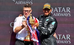 Hamilton saluta Bono: «Sognavamo entrambi sulla Ferrari, ma deve fare il meglio per sè