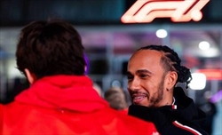 Hamilton saluta la Mercedes tra le tensioni. Poi conferma: «Non vivrò a Maranello»