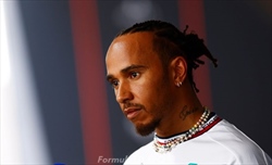 Hamilton: «Se Red Bull non avrà 30 secondi di vantaggio a Suzuka c'è qualcosa di strano» - Hamilton: «Se Red Bull non avrà 30 secondi di vantaggio a Suzuka c'è qualcosa di strano»