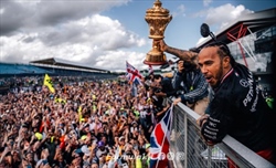 Hamilton si tira dentro: «I piloti che stanno lottando al vertice hanno un pedigree d'élite»