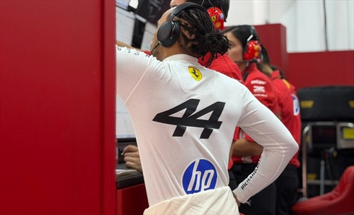 Hamilton sorride a Sepang: la Ferrari trova l'equilibrio e torna in prima fila - Hamilton sorride a Sepang: la Ferrari trova l'equilibrio e torna in prima fila
