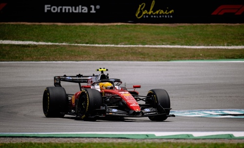 Hamilton sorride a Sepang: la Ferrari trova l'equilibrio e torna in prima fila - Hamilton sorride a Sepang: la Ferrari trova l'equilibrio e torna in prima fila