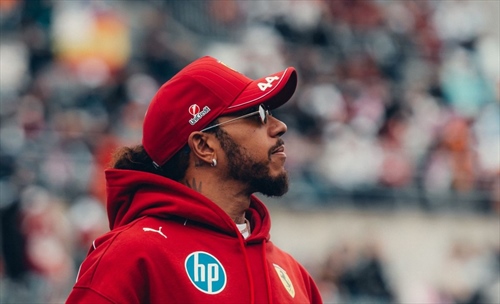 Hamilton spera nella svolta: aggiornamenti in arrivo per la SF-25 già in Bahrain?