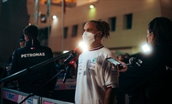 Hamilton stabilisce gli obiettivi Mercedes per la gara: Non siamo in lotta con i piloti di testa 