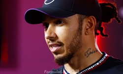 Hamilton stizzito da una domanda sulla Ferrari e abbandona le interviste: l'episodio