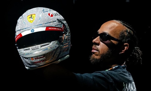 Hamilton svela il nuovo casco: l'inglese brillerà lungo la Strip di Las Vegas - Hamilton svela il nuovo casco: l'inglese brillerà lungo la Strip di Las Vegas