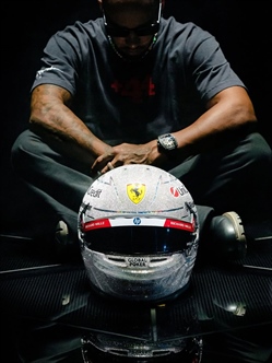 Hamilton svela il nuovo casco: l'inglese brillerà lungo la Strip di Las Vegas - Hamilton svela il nuovo casco: l'inglese brillerà lungo la Strip di Las Vegas