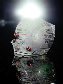 Hamilton svela il nuovo casco: l'inglese brillerà lungo la Strip di Las Vegas - Hamilton svela il nuovo casco: l'inglese brillerà lungo la Strip di Las Vegas