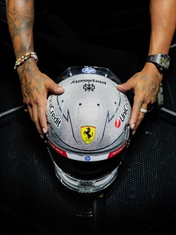 Hamilton svela il nuovo casco: l'inglese brillerà lungo la Strip di Las Vegas - Hamilton svela il nuovo casco: l'inglese brillerà lungo la Strip di Las Vegas