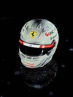 Hamilton svela il nuovo casco: l'inglese brillerà lungo la Strip di Las Vegas - Hamilton svela il nuovo casco: l'inglese brillerà lungo la Strip di Las Vegas
