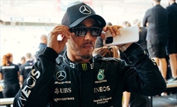 Hamilton torna ad Abu Dhabi: «Non penso al passato. Ritiro? Ha prevalso l'amore per la F1»