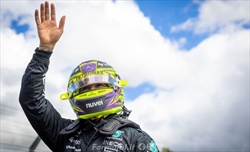Hamilton trionfa in casa: «Non riesco a smettere di piangere. Pensavo non fossi più all'altezza» - Hamilton trionfa in casa: «Non riesco a smettere di piangere. Pensavo di non esserne più all'altezza»