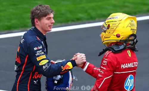 Hamilton vince la Gara Sprint, tenendo a bada Piastri e Verstappen. Quinto Leclerc