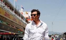 Horner: «Ci sono pressioni sui regolamenti». Wolff replica: «Red Bull dovrà adeguarsi» - Horner: «Ci sono pressioni sui regolamenti». Wolff replica:«Red Bull dovrà adeguarsi»
