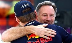 Horner giustifica Verstappen e punzecchia la Ferrari: «Max è ancora leader del mondiale»