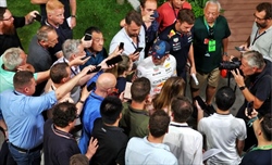 I gesti di protesta di Verstappen contro la FIA. Norris e Hamilton lo sostengono