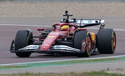 I primi giorni a Maranello di Hamilton, tra il lavoro e il motorhome «in incognito» - I primi giorni a Maranello di Hamilton, tra il lavoro e il motorhome «in incognito»
