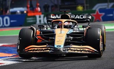 Ricciardo, quale futuro? Piace alla Mercedes, ma è indeciso: le sue parole - Daniel Ricciardo con la sua monoposto al gp del Messico 2022