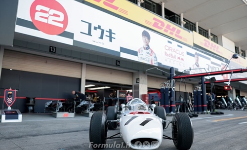 60 anni dopo: la Honda torna in pista con la leggendaria RA272 guidata da Tsunoda - Il rombo della storia: Tsunoda guida la Honda che vinse nel ’65