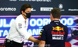 Il segreto del successo Mercedes? Una foto della Red Bull in ufficio