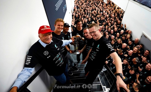 Il tributo Mercedes a Niki Lauda: «Uno che non scorderemo mai»