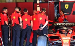 Inizio difficile per la Ferrari al GP d'Austria: problemi sulla vettura di Leclerc
