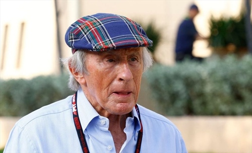 Jackie Stewart scenderà ancora in pista per beneficienza: Schumacher autografa il casco