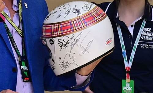 Jackie Stewart scenderà ancora in pista per beneficienza: Schumacher autografa il casco - Jackie Stewart scenderà ancora in pista per beneficienza: Schumacher autografa il casco