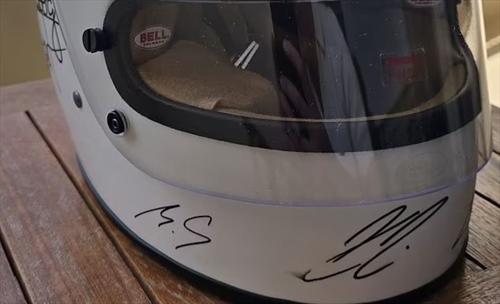 Jackie Stewart scenderà ancora in pista per beneficienza: Schumacher autografa il casco - Jackie Stewart scenderà ancora in pista per beneficienza: Schumacher autografa il casco