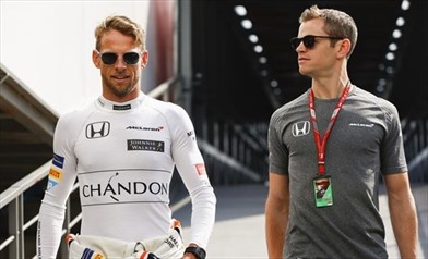 Jenson Button parte dai box - Jenson Button parte dai box