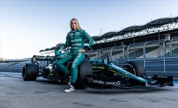 Jessica Hawkins guida la AMR23: È la prima donna in Formula 1 dopo cinque anni
