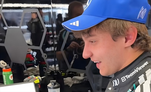 Kimi sgomma dentro i box ed i meccanici si vendicano