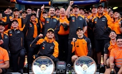 L’alba è papaya: prova di forza della McLaren a Melbourne. E quella frase di Stella... - L’alba è papaya: prova di forza della McLaren a Melbourne. E quella frase di Stella...