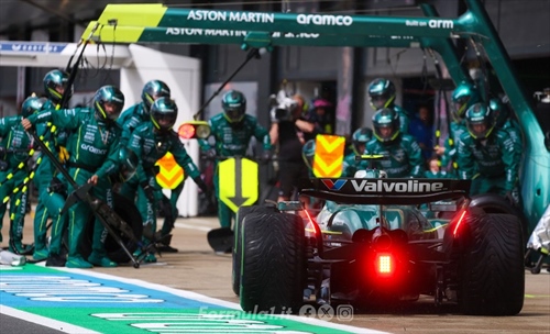 L'aria di casa fa bene all'Aston Martin: a punti con entrambi i piloti dopo 365 giorni