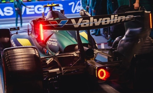 L'Aston Martin avrà una nuova vettura, Alonso: «Dobbiamo resistere qualche mese»