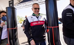 L’ennesimo rebranding dell’Alfa Romeo mortifica la leggenda del Biscione - L’ennesimo rebranding dell’Alfa Romeo mortifica la leggenda del Biscione