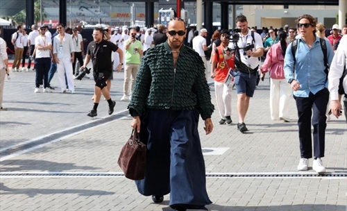 L'ex team principal attacca Hamilton: «Outfit ridicoli, lo fa solo per i fotografi»