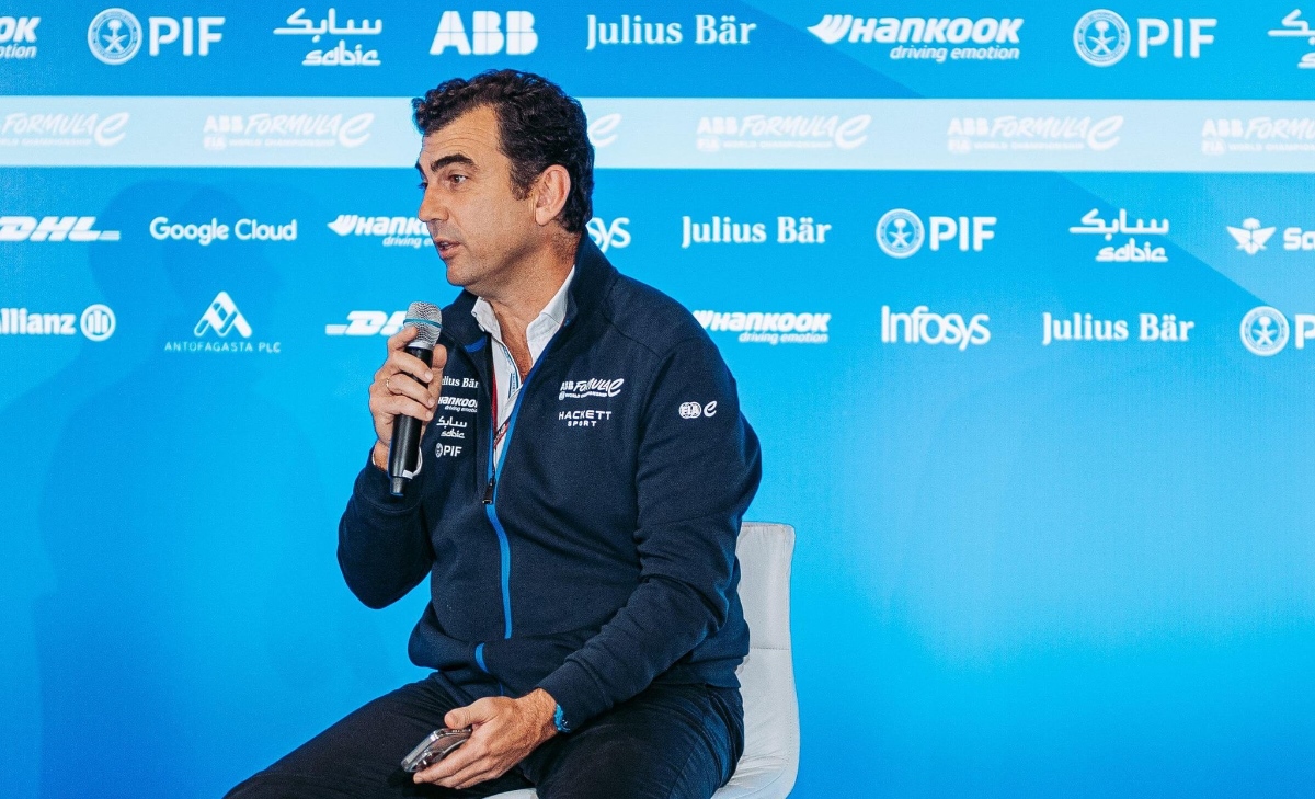 La F1 vira sull’elettrico, Longo la gela: «State tradendo voi stessi»