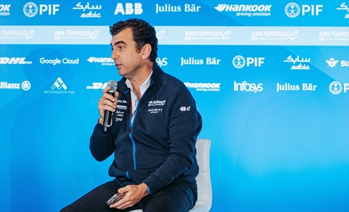 La F1 vira sull’elettrico, Longo la gela: «State tradendo voi stessi»