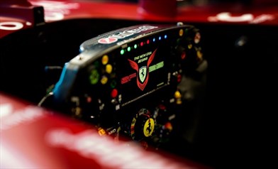 La Ferrari «coccola» Hamilton: il messaggio sul volante della SF-25 di Lewis 
