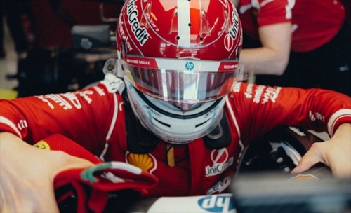 La Ferrari scherza ccn Leclerc: sul volante compare Mario Kart