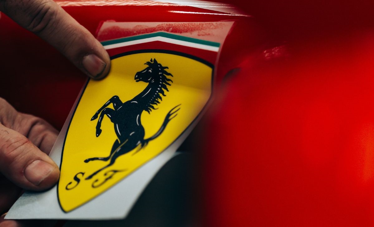 La Ferrari ultima la fase di stickering della SF-26 (prima parte)