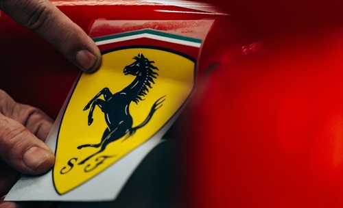 La Ferrari ultima la fase di stickering della SF-26 (prima parte)