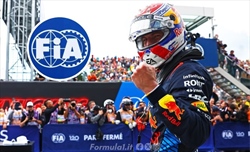 La FIA ne combina un'altra: l'errore che ha favorito Verstappen