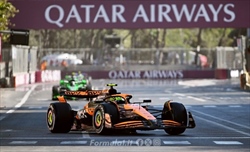 La FIA vieta l'ala della McLaren e il team attacca i rivali: il comunicato