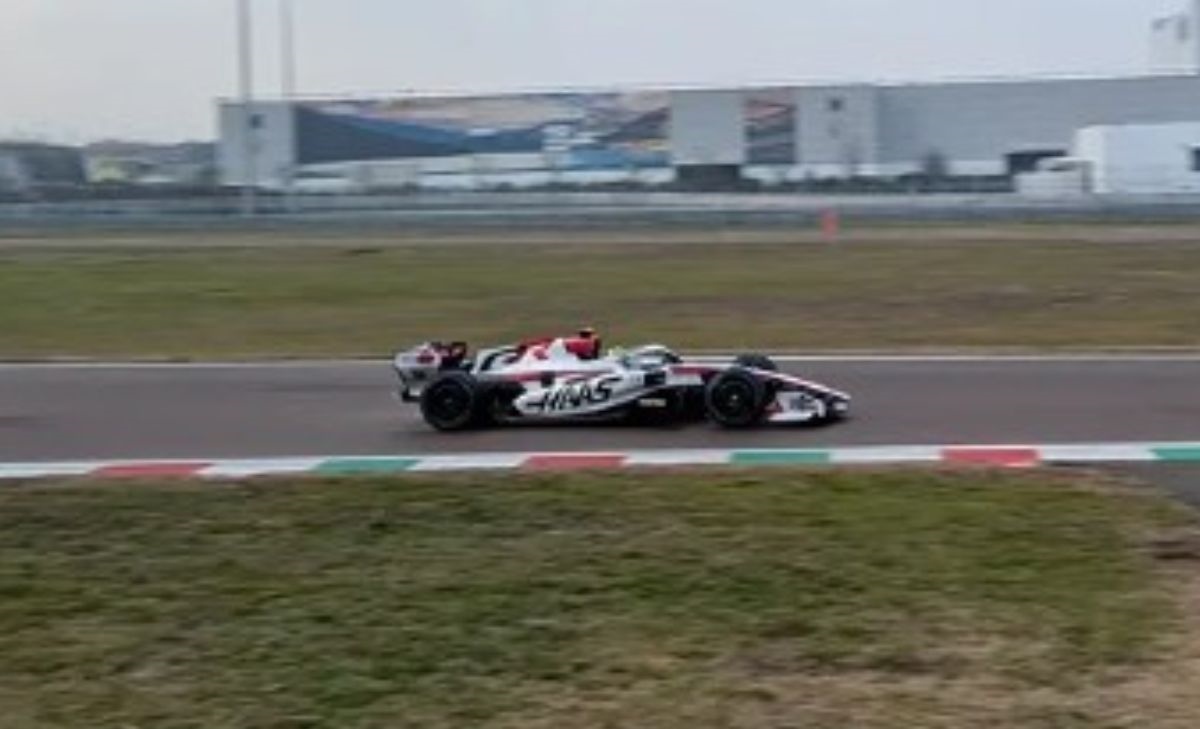 La Haas VF-26 sfrutta la pista Ferrari in preparazione ai test di Barcellona