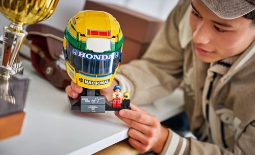 LEGO onora Ayrton Senna: in arrivo l'iconico casco - La Lego omaggia (ancora) Ayrton Senna: 